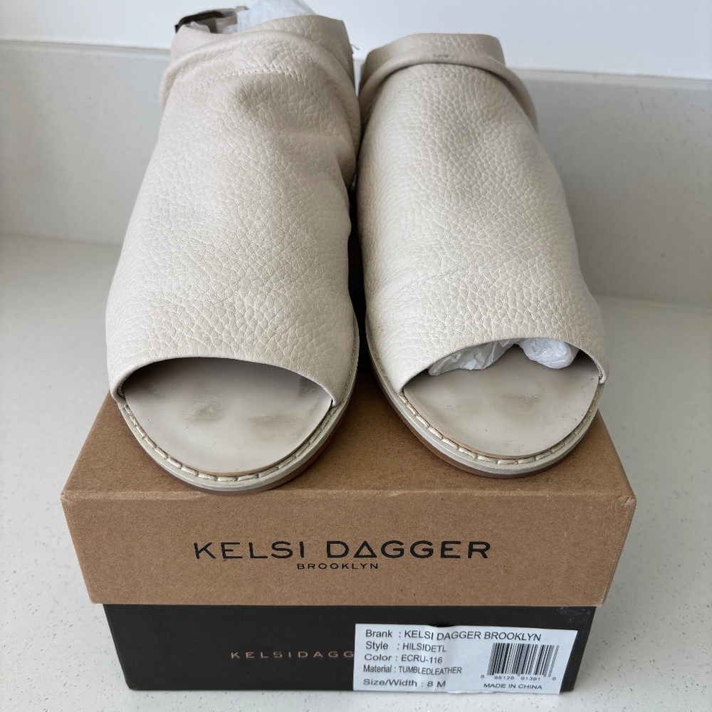 Gorgeous Kelsi Dagger Pebbled Leather Sandal Size 8